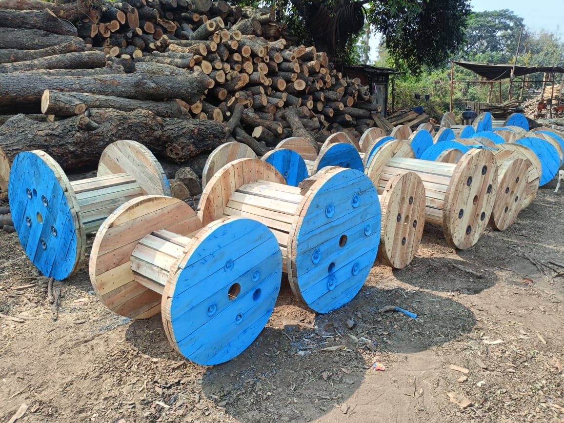 Solid wood logs stock
